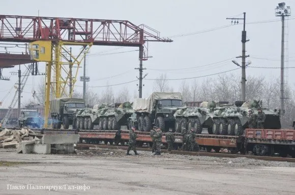У Львові кількадесят одиниць військової техніки завантажили на залізничні платформи (Фоторепортаж) — фото 3