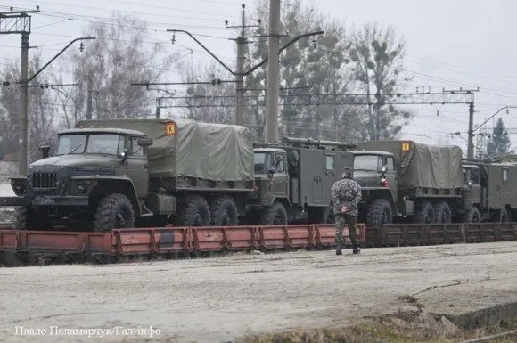 У Львові кількадесят одиниць військової техніки завантажили на залізничні платформи (Фоторепортаж) — фото 4