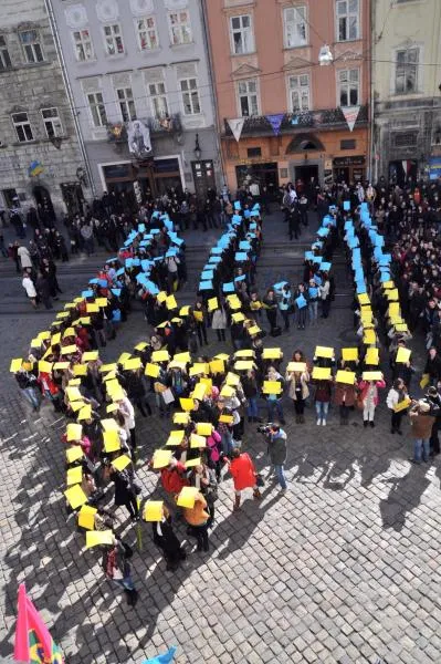 Львівські студенти утворили тризуб з нагоди річниці виконання гімну (Фоторепортаж) — фото 1