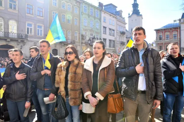 Львівські студенти утворили тризуб з нагоди річниці виконання гімну (Фоторепортаж) — фото 2