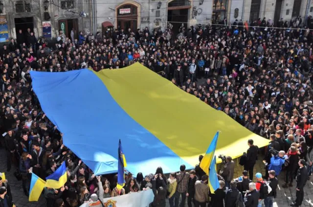 Львівські студенти утворили тризуб з нагоди річниці виконання гімну (Фоторепортаж) — фото 3