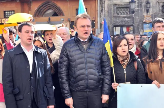 Львівські студенти утворили тризуб з нагоди річниці виконання гімну (Фоторепортаж) — фото 4