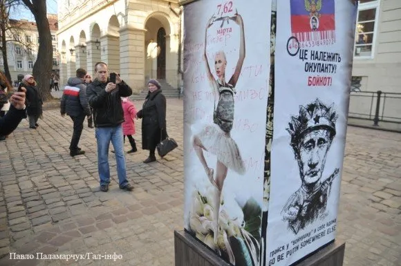 У центрі Львова встановили «стовп ганьби» (Фоторепортаж) — фото 3