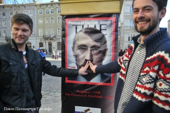 У центрі Львова встановили «стовп ганьби» (Фоторепортаж) — фото 6