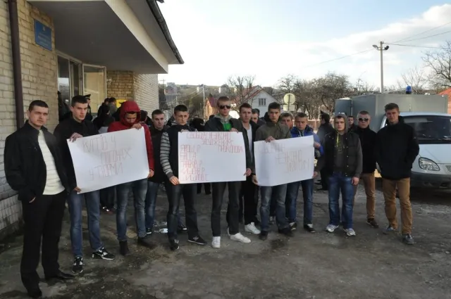 Районний суд відпустив на волю міліціонерів, яких звинувачують у катуванні людей (Фоторепортаж) — фото 1