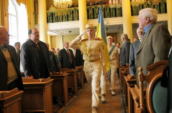 У Львові, над Ратушею урочисто підняли прапор України (Фоторепортаж) — фото 1