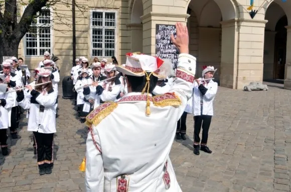 У Львові, над Ратушею урочисто підняли прапор України (Фоторепортаж) — фото 3