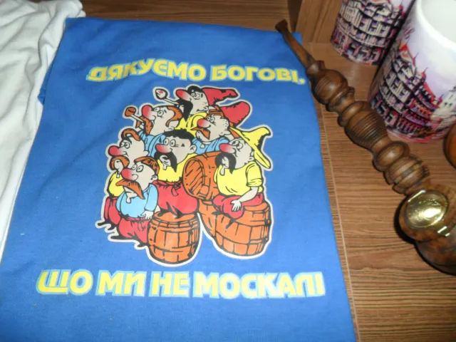У центрі Львова з'явились футболки з написом: «ПТН ПНХ», «Путін, kiss май ЄС» (Фоторепортаж) + (Відео) — фото 4