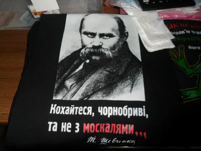 У центрі Львова з'явились футболки з написом: «ПТН ПНХ», «Путін, kiss май ЄС» (Фоторепортаж) + (Відео) — фото 6