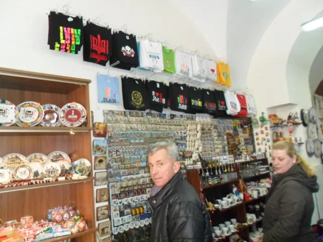 У центрі Львова з'явились футболки з написом: «ПТН ПНХ», «Путін, kiss май ЄС» (Фоторепортаж) + (Відео) — фото 7