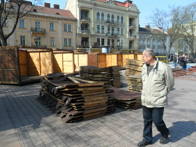 На традиційному Великодньому ярмарку триває активне будівництво (Фоторепортаж) + (Відео) — фото 1
