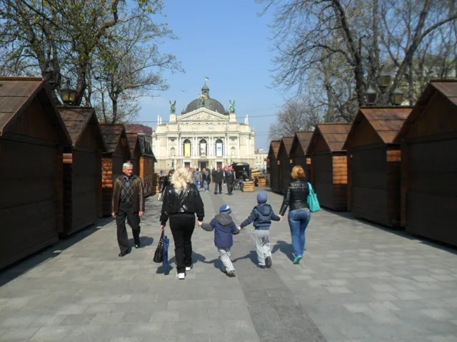 На традиційному Великодньому ярмарку триває активне будівництво (Фоторепортаж) + (Відео) — фото 2