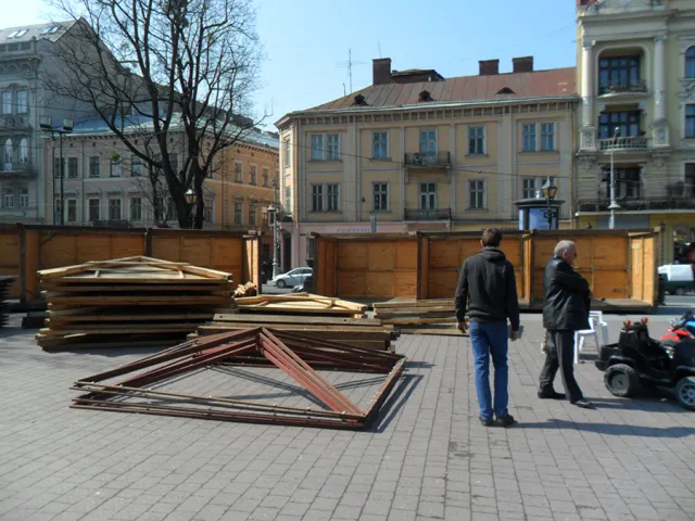 На традиційному Великодньому ярмарку триває активне будівництво (Фоторепортаж) + (Відео) — фото 4