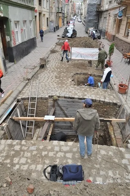 Львівські археологи виявили залишки Високого муру (Фоторепортаж) — фото 3