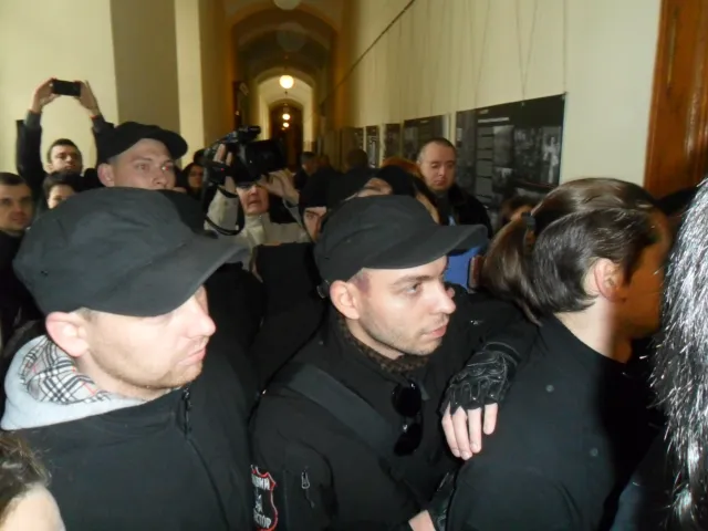 Кілька десятків представників «Правого сектору» та обурених львів'ян увірвалося до Львівської міської ради (Фоторепортаж) + (Відео) — фото 1