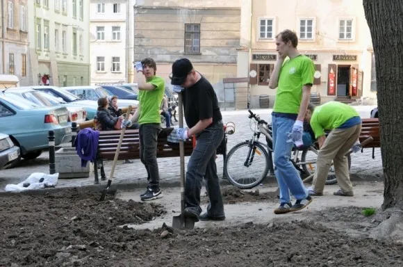 Громадські активісти відновили газон поруч з пам’ятником Никифору Дровняку — фото 2