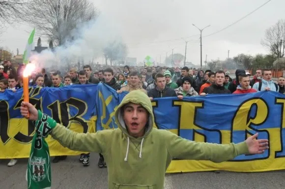 Вболівальники футбольних клубів «Карпати» та «Динамо» пройшли вулицями Львова (Фоторепортаж) — фото 2