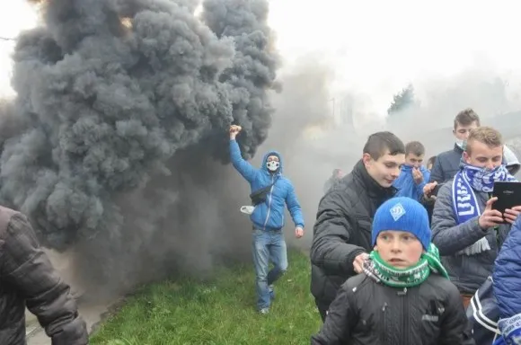 Вболівальники футбольних клубів «Карпати» та «Динамо» пройшли вулицями Львова (Фоторепортаж) — фото 4