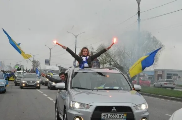 Вболівальники футбольних клубів «Карпати» та «Динамо» пройшли вулицями Львова (Фоторепортаж) — фото 5