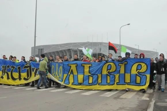Вболівальники футбольних клубів «Карпати» та «Динамо» пройшли вулицями Львова (Фоторепортаж) — фото 6