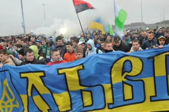 Вболівальники футбольних клубів «Карпати» та «Динамо» пройшли вулицями Львова (Фоторепортаж) — фото 7