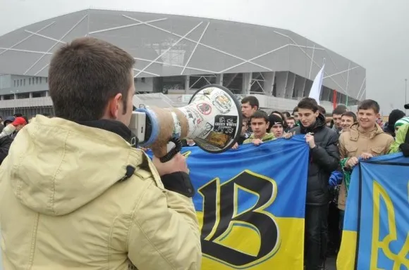 Вболівальники футбольних клубів «Карпати» та «Динамо» пройшли вулицями Львова (Фоторепортаж) — фото 8