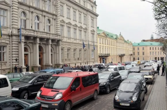 Близько півсотні автомобілів заблокували дорогу перед Львівською ОДА (Фото) — фото 1