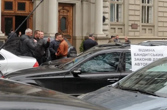 Близько півсотні автомобілів заблокували дорогу перед Львівською ОДА (Фото) — фото 2
