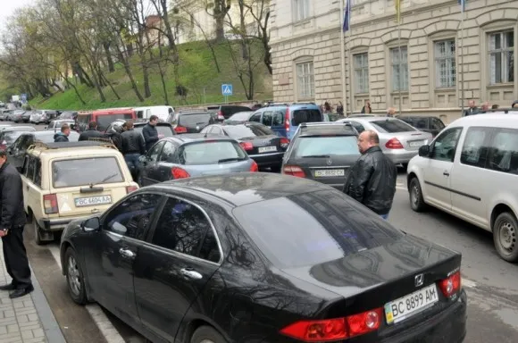 Близько півсотні автомобілів заблокували дорогу перед Львівською ОДА (Фото) — фото 4