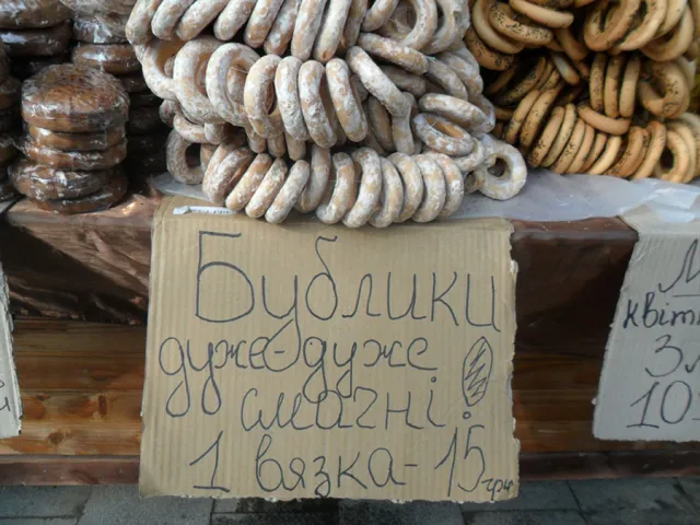 На Великодньому ярмарку продають пасхальні атрибути, «Хутіна пуя» та «Путін, kiss май ЄС» (Фоторепортаж) + (Відео) — фото 3