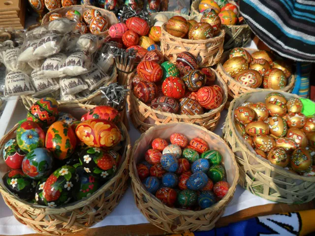 На Великодньому ярмарку продають пасхальні атрибути, «Хутіна пуя» та «Путін, kiss май ЄС» (Фоторепортаж) + (Відео) — фото 5