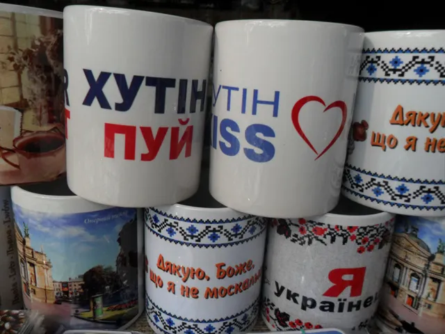 На Великодньому ярмарку продають пасхальні атрибути, «Хутіна пуя» та «Путін, kiss май ЄС» (Фоторепортаж) + (Відео) — фото 6