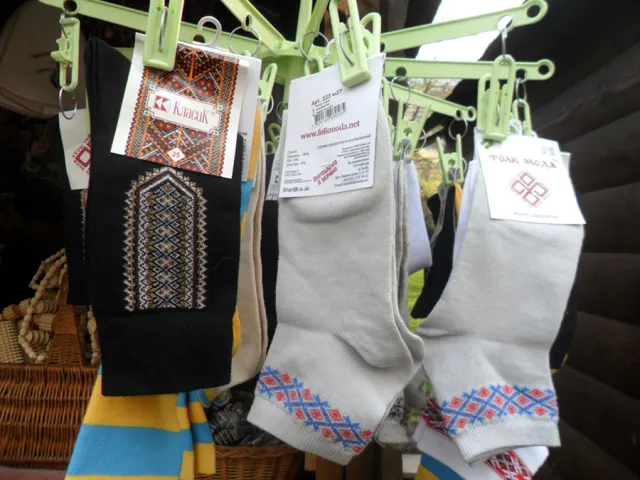 На Великодньому ярмарку продають пасхальні атрибути, «Хутіна пуя» та «Путін, kiss май ЄС» (Фоторепортаж) + (Відео) — фото 8
