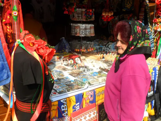 На Великодньому ярмарку продають пасхальні атрибути, «Хутіна пуя» та «Путін, kiss май ЄС» (Фоторепортаж) + (Відео) — фото 9