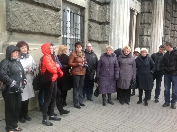 Підприємці ринку «Привокзальний» принесли до будівлі прокуратуратури свинячу голову (Фоторепортаж) — фото 1