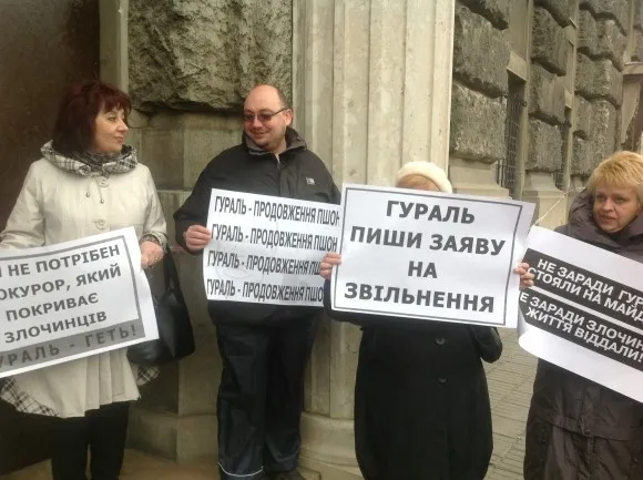Підприємці ринку «Привокзальний» принесли до будівлі прокуратуратури свинячу голову (Фоторепортаж) — фото 2