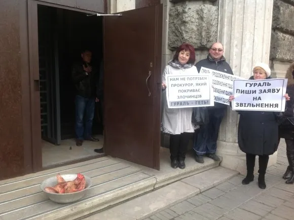 Підприємці ринку «Привокзальний» принесли до будівлі прокуратуратури свинячу голову (Фоторепортаж) — фото 4