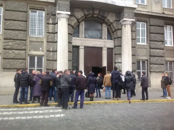Підприємці ринку «Привокзальний» принесли до будівлі прокуратуратури свинячу голову (Фоторепортаж) — фото 5