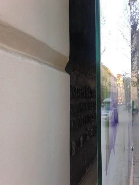 Власники магазину «БонБутон», закрили своєю рекламою пам'ятну дошку (Фото) — фото 2