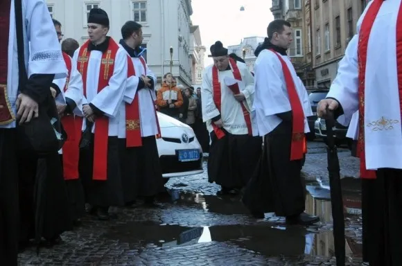 Близько тисячі вірян пройшли хресною ходою вулицями Львова (Фоторепортаж) — фото 1