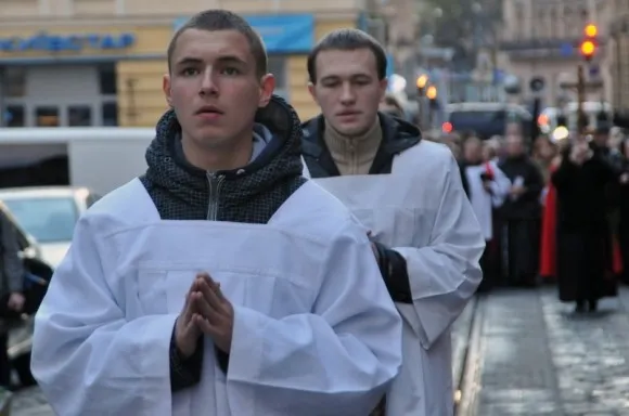 Близько тисячі вірян пройшли хресною ходою вулицями Львова (Фоторепортаж) — фото 2