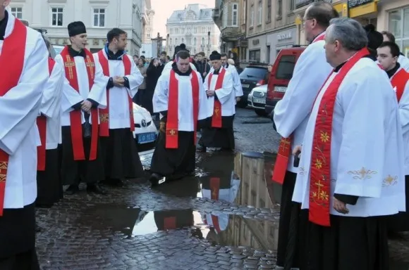 Близько тисячі вірян пройшли хресною ходою вулицями Львова (Фоторепортаж) — фото 8