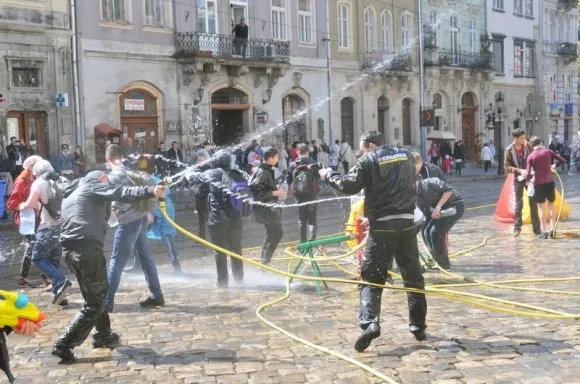 Обливаний понеділок у Львові (Фоторепортаж) + (Відео) — фото 2