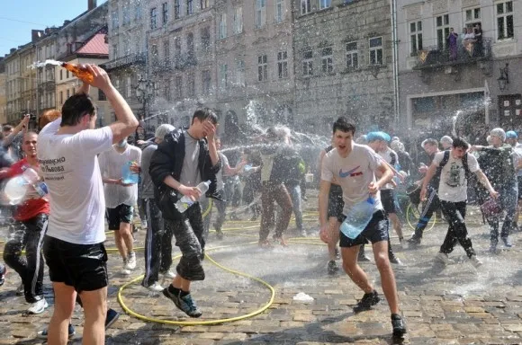 Обливаний понеділок у Львові (Фоторепортаж) + (Відео) — фото 9