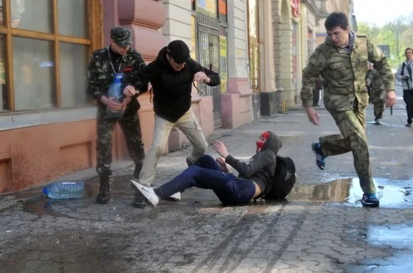 Самооборона застосовували електрошокери під час затримання хлопців, що обливались водою на обливаний понеділок (Фоторепортаж) — фото 2