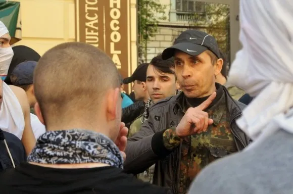 Самооборона застосовували електрошокери під час затримання хлопців, що обливались водою на обливаний понеділок (Фоторепортаж) — фото 3