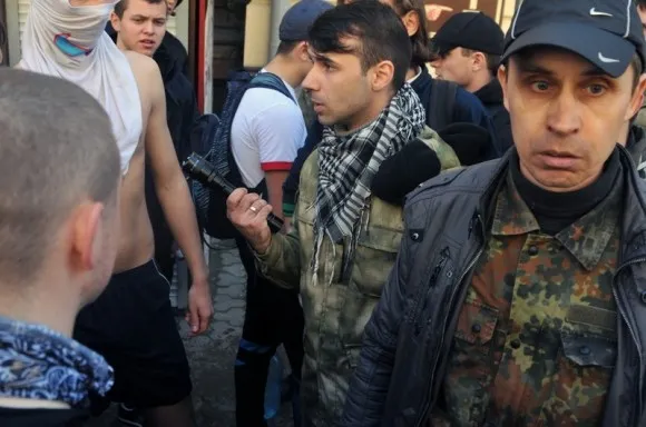 Самооборона застосовували електрошокери під час затримання хлопців, що обливались водою на обливаний понеділок (Фоторепортаж) — фото 4