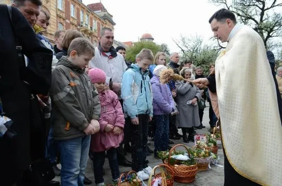 У храмах Львова львів'яни та гості міста освятили великодні паски (Фоторепортаж) — фото 4