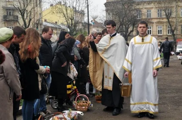 У храмах Львова львів'яни та гості міста освятили великодні паски (Фоторепортаж) — фото 5