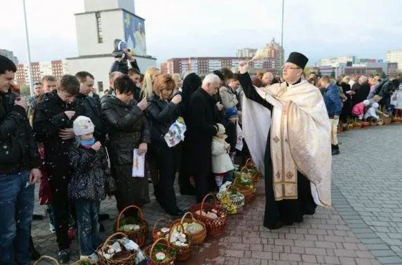 У храмах Львова львів'яни та гості міста освятили великодні паски (Фоторепортаж) — фото 8
